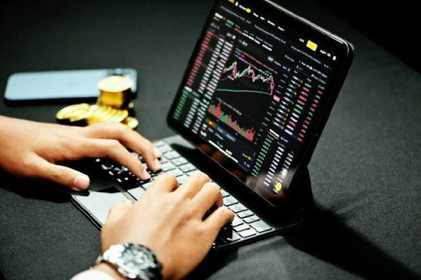 Crypto Market Crash Survival: Top 5 Tips from Prominent Analyst